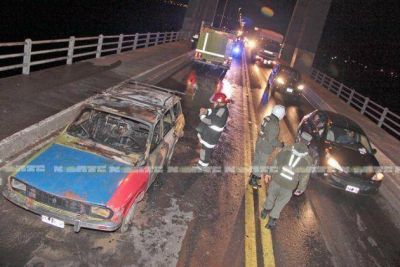 Incendio de auto en el puente volvio a generar demoras