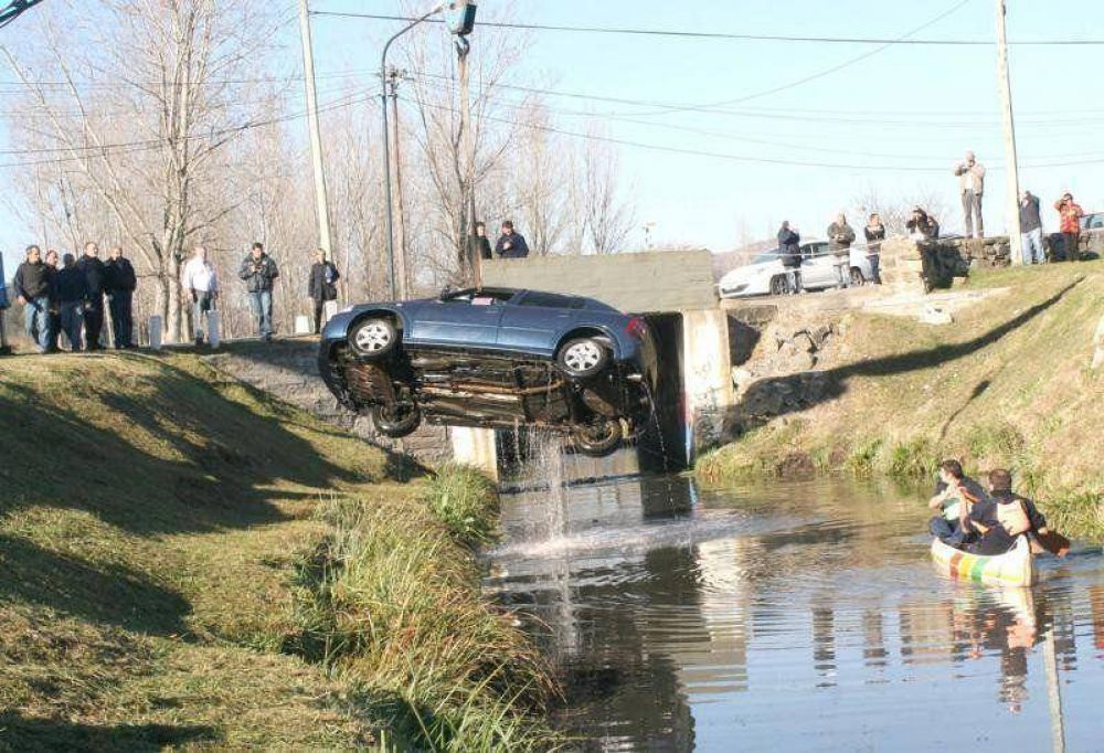 Un autom�vil hallado dentro del Dique mantuvo en vilo a la polic�a y a la Justicia