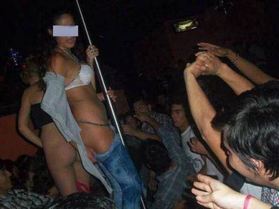 Esc�ndalo en boliche de Posadas: habla una de las chicas del desnudo