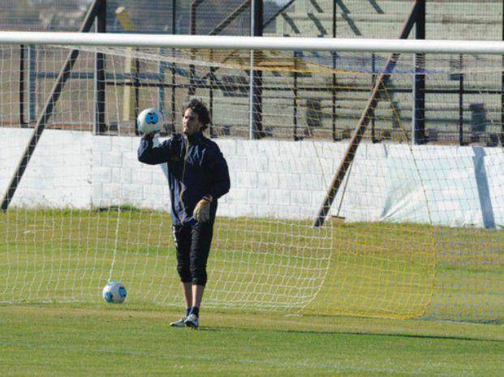 Manuel Garc�a disfruta su regreso al arco de Central despu�s de once meses