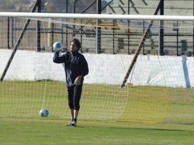 Manuel Garc�a disfruta su regreso al arco de Central despu�s de once meses
