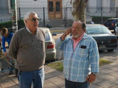 Taxistas y remiseros protestaron frente a la Municipalidad