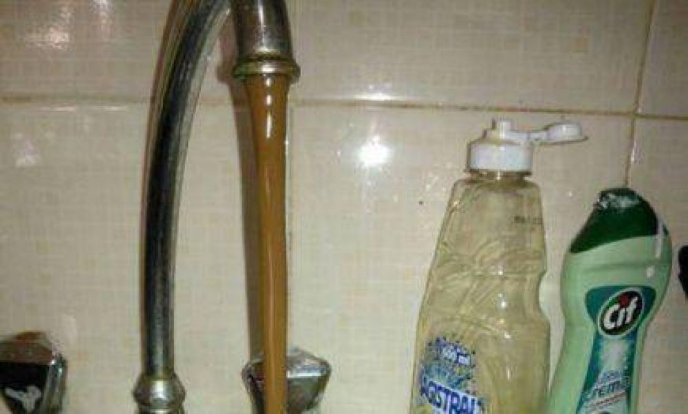 Los vecinos de Iguaz� protestan tras una semana sin agua