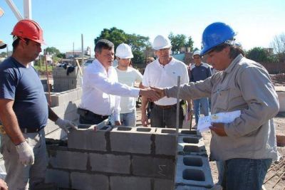 Peppo supervis� en Fontana, obras que se realizan a trav�s del Plan Techo Digno