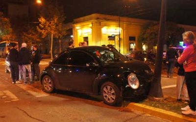 Joven hospitalizada tras violento choque en Ceballos y San Lorenzo 