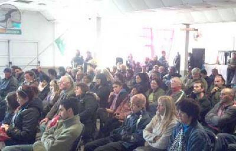 Traverso con ropa de candidato: reuniones con dirigentes barriales