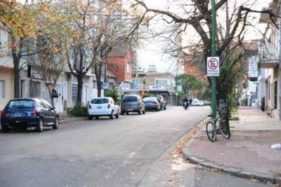 Vecinos frentistas reclaman poder dejar gratis sus autos en la zona de estacionamiento medido