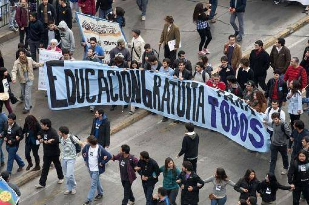 Al menos 24 universidades y 35 liceos se movilizan en Chile en demanda de mejoras educativas