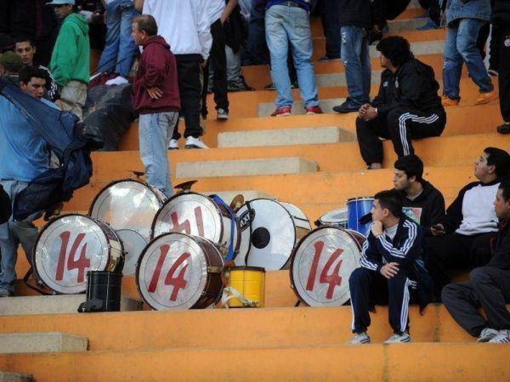 Por la violencia, proh�ben la asistencia de visitantes a estadios de la Provincia