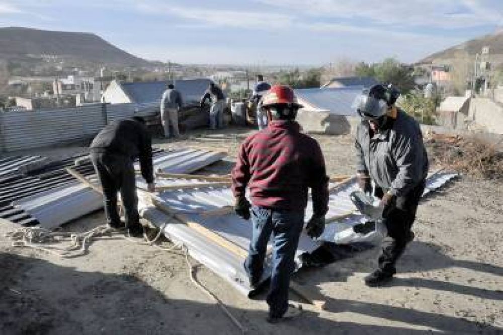 Con r�fagas de m�s de 124 Km./h el viento caus� destrozos en sectores de la ciudad