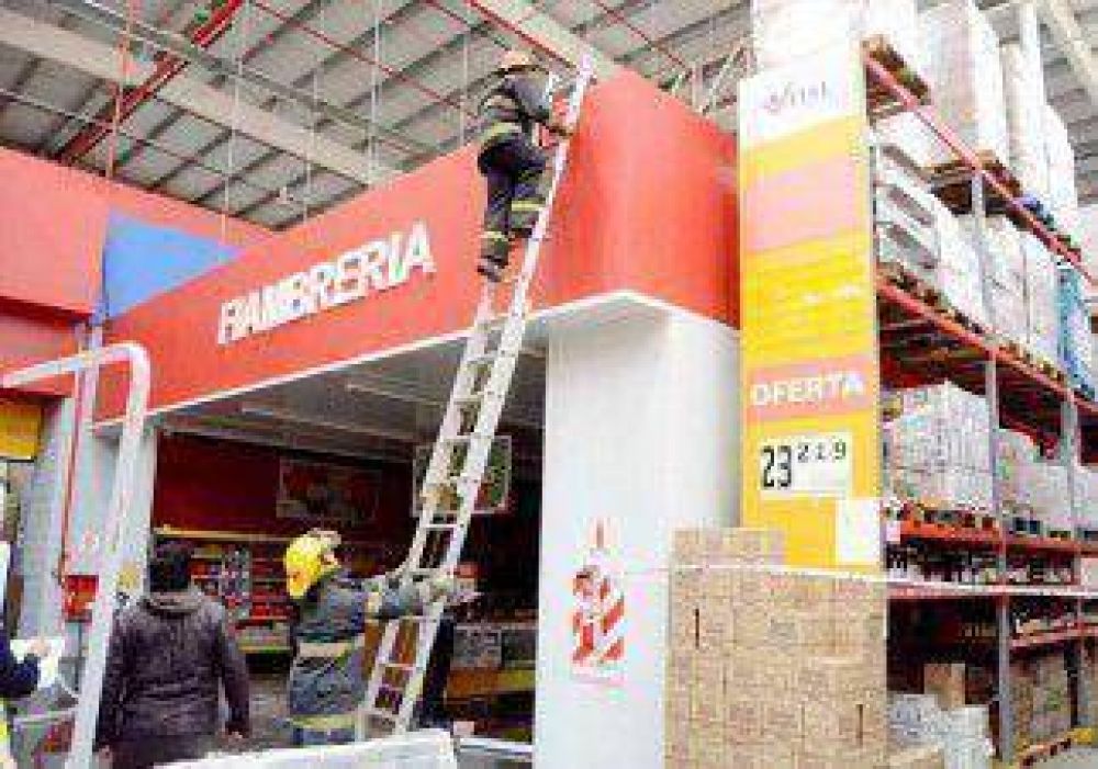 Dos mujeres heridas por derrumbe en un supermercado mayorista 