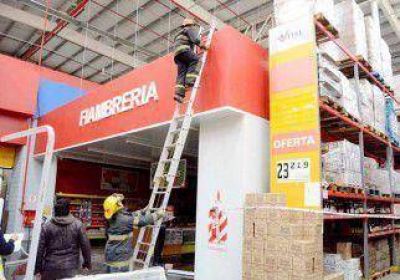Dos mujeres heridas por derrumbe en un supermercado mayorista 