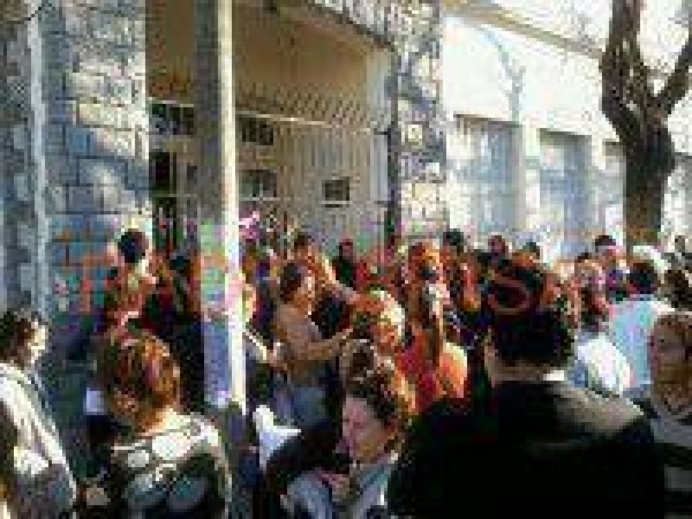 Tensi�n y acuerdo en la Escuela N�5 de San Juan y 3 de Febrero