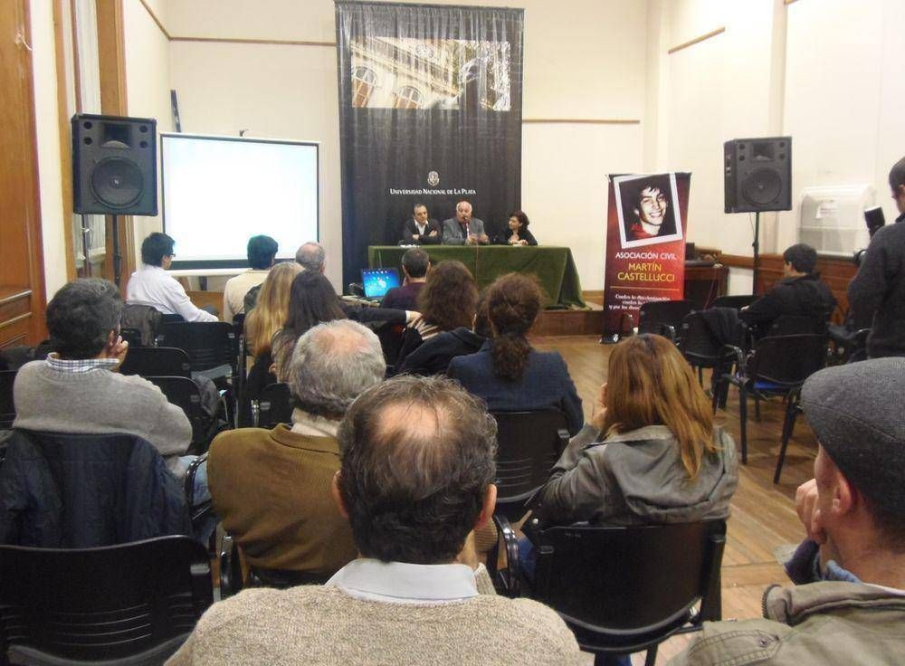 Nazabal particip� de la charla sobre "J�venes en peligro" en la UNLP