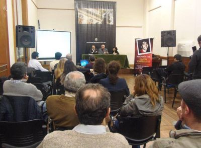 Nazabal particip� de la charla sobre "J�venes en peligro" en la UNLP