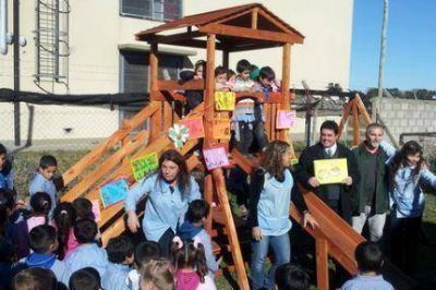 AEFIP don� juegos para un jard�n de infantes N� 943 �Manuel Belgrano�
