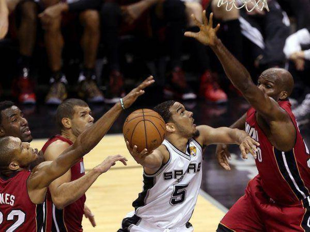 San Antonio aplast� a Miami y lidera la serie