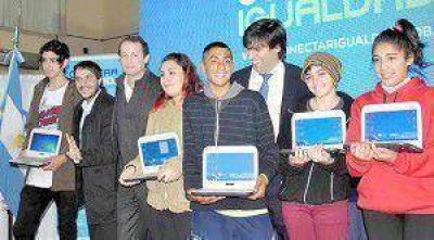 Mart�n y Bossio entregaron 1.085 netbooks a lomenses