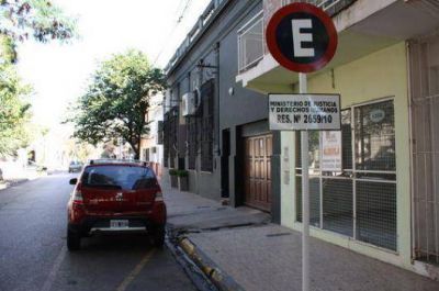 Denuncian el uso de espacio p�blico como estacionamiento reservado