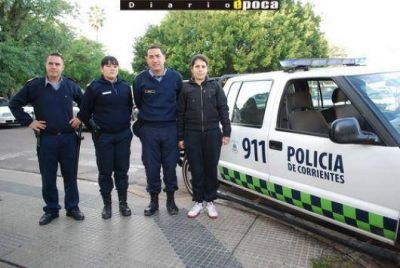 Polic�as parteros, una madrugada distinta en la comisar�a Octava