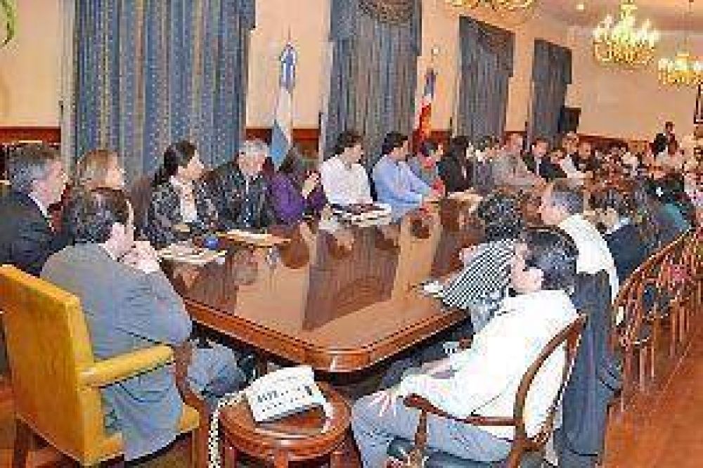 Organizaciones pol�ticas, sociales y populares manifestaron su apoyo al gobernador Zamora