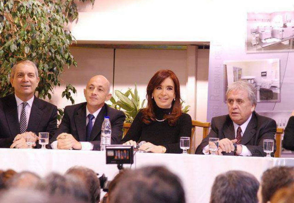 Cristina anunci� obras para siete intendencias santacruce�as