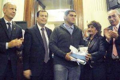 Iv�n Figueroa fue distinguido con el premio Islas Malvinas