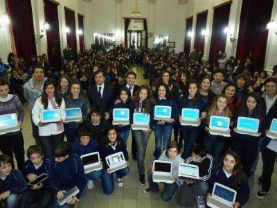 Entregaron 252 netbooks a los alumnos de la Escuela Normal 