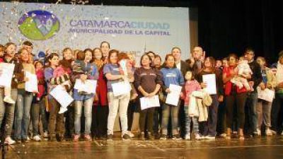 M�s de quinientas familias recibieron en forma gratuita escrituras de terrenos en la zona sur