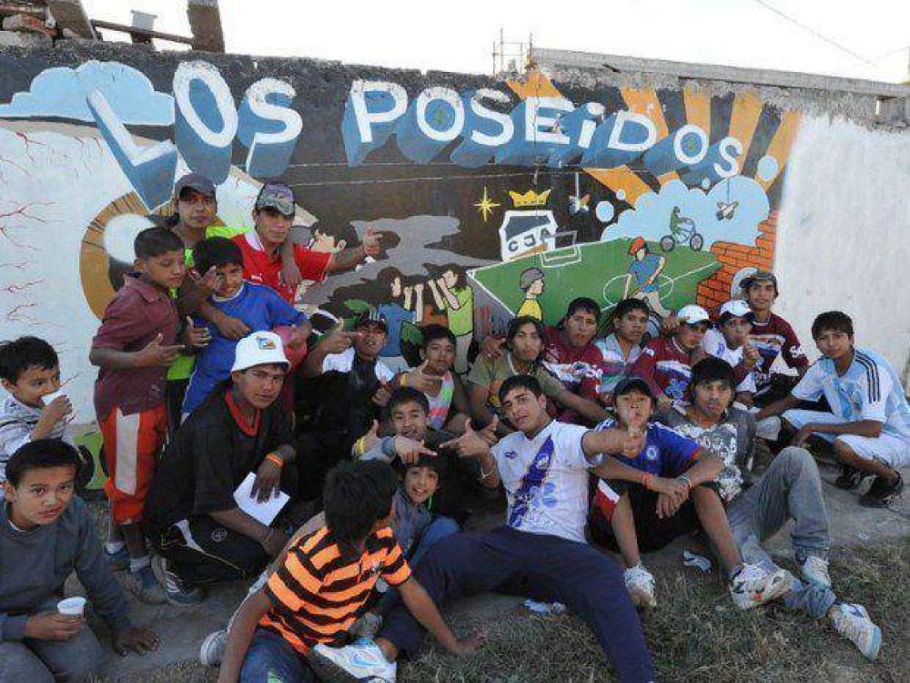 Pintaron un mural para acercarse a su comunidad