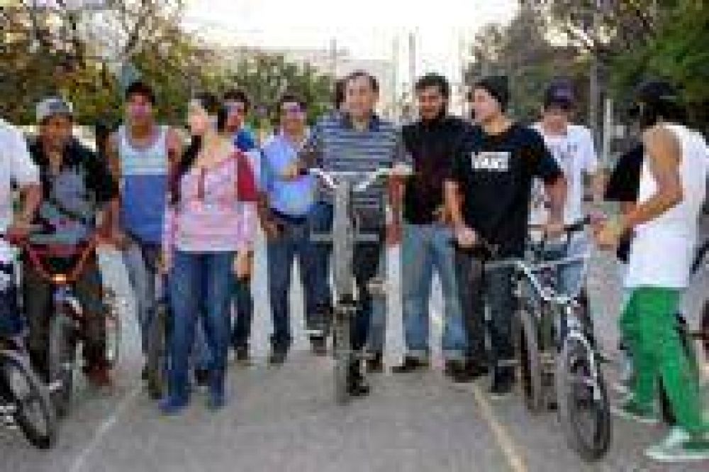 Miguel Isa supervis obras del "Bike Park" y alent a los jvenes a mantenerse unidos