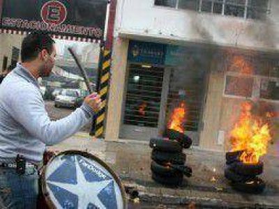 Caos en La Plata por diversos cortes de remiseros