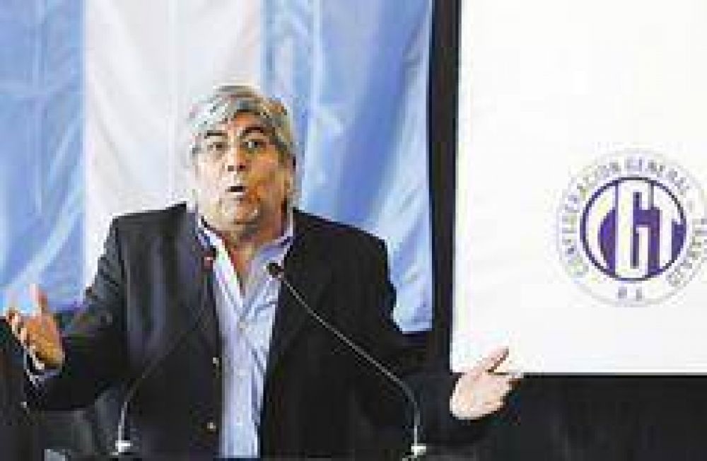 Moyano muestra en la calle su poder de fuego y sube precio a alianza con Kirchner
