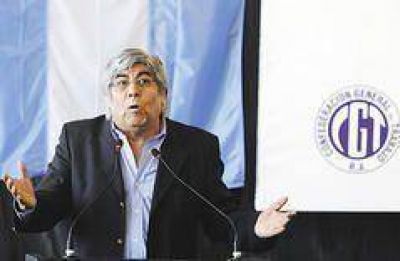 Moyano muestra en la calle su poder de fuego y sube precio a alianza con Kirchner
