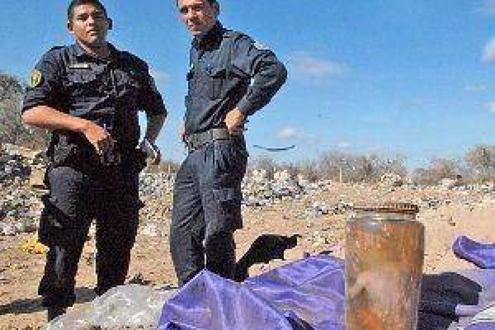 Macabro: cartoneros encuentran feto dentro de un frasco en el basural de Pampa M�yoj