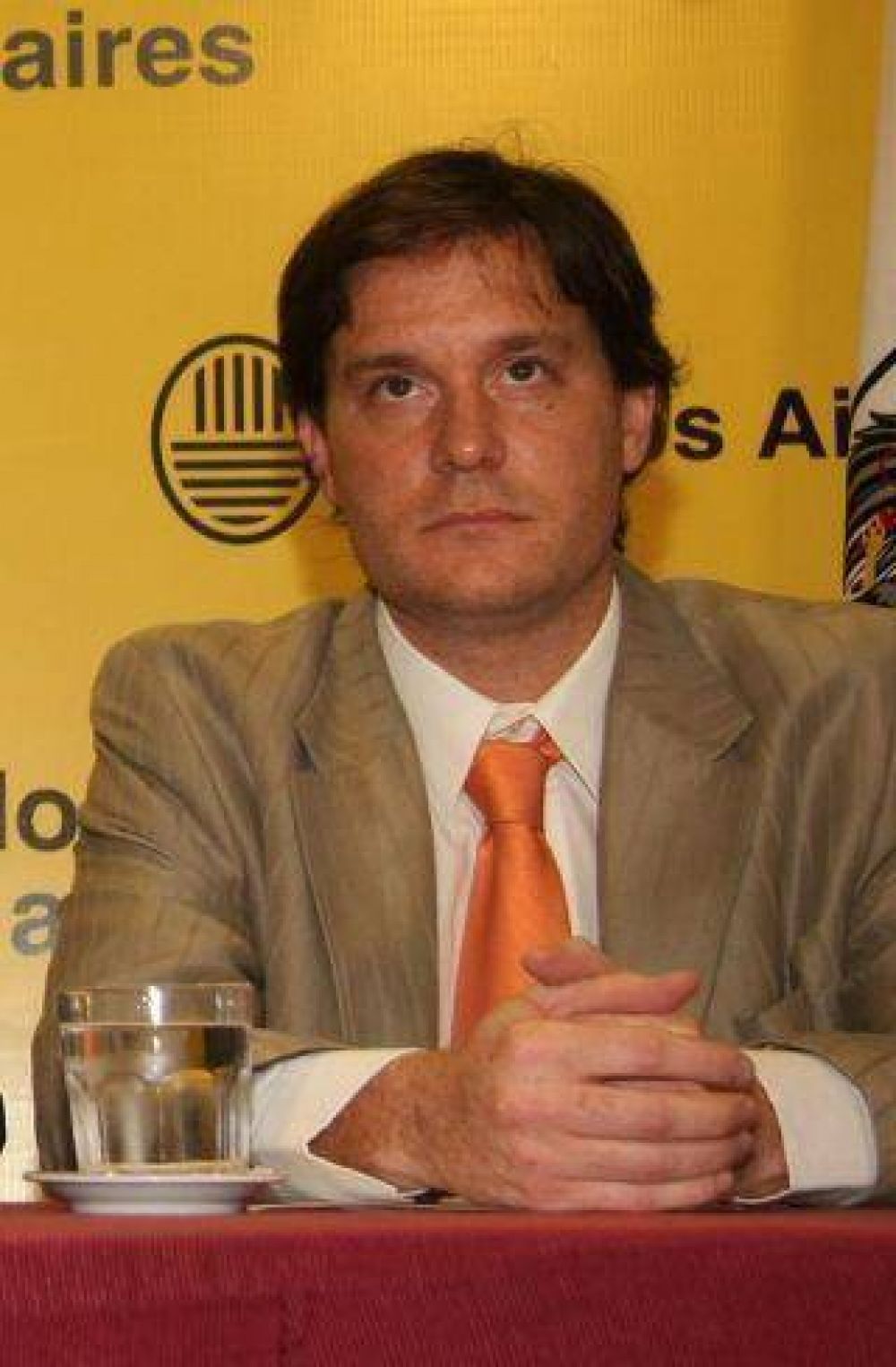 Ciudad: Ibarra le saca a Cabrera el control del Teatro Col�n
