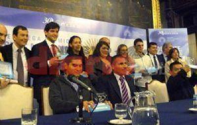 Iv�n Figueroa recibi� el premio �Islas Malvinas� en el Congreso