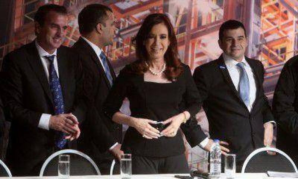 Cristina en Mendoza: "Les pido que no le fallen a la Argentina, yo soy circunstancial"