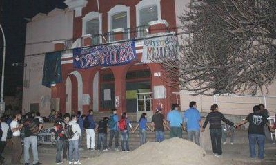 Estudiantes y vecinos realizaron un abrazo al Colegio Cassaffousth, que contin�a tomado