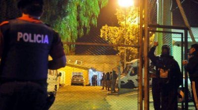 Uno de los cinco escapados del ex Cose se entreg� en la puerta