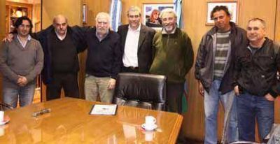 El intendente Ferraresi se reuni� con representantes de la CTA en el Palacio Municipal