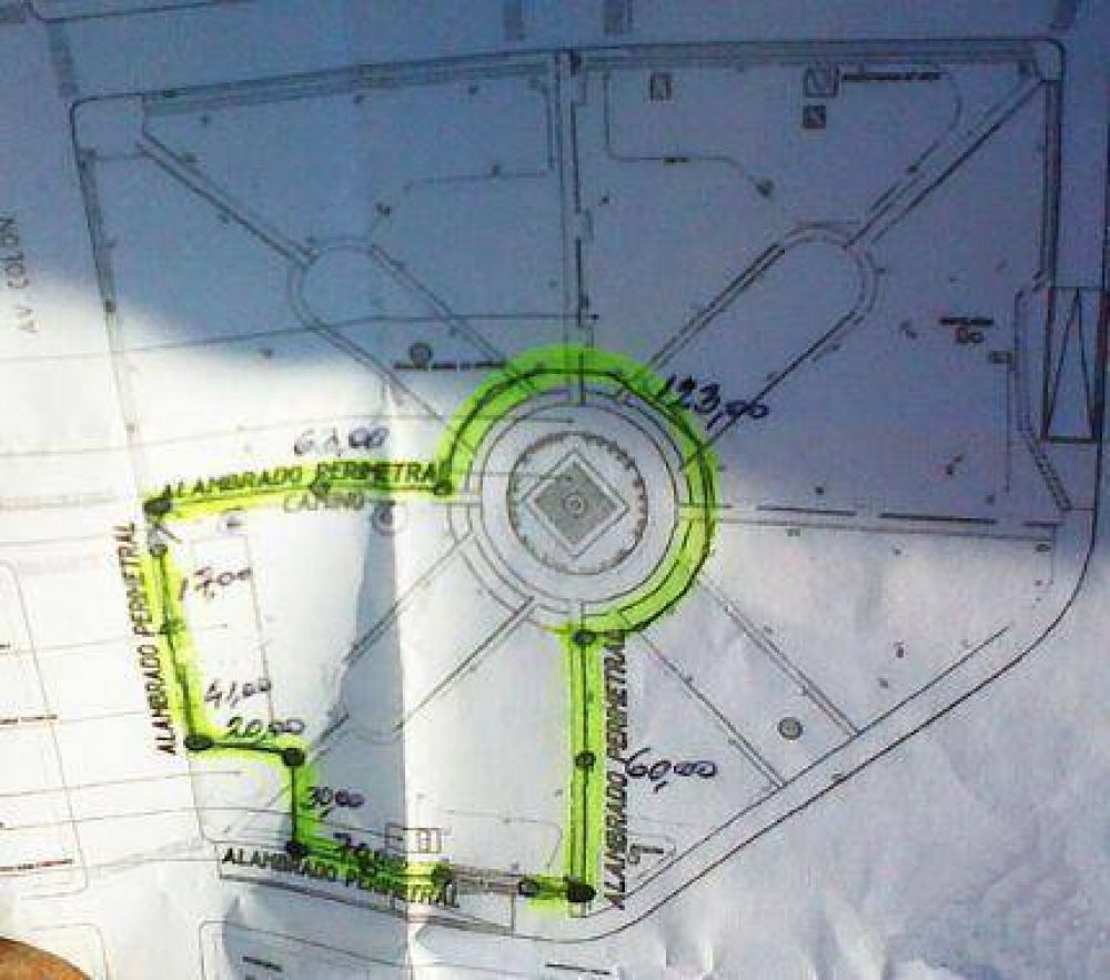 El Intendente hace los deberes (que le pidi� CFK) con la estatua de Col�n y comenz� a alambrar la plaza