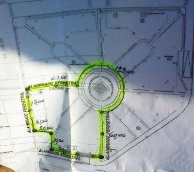El Intendente hace los deberes (que le pidi� CFK) con la estatua de Col�n y comenz� a alambrar la plaza