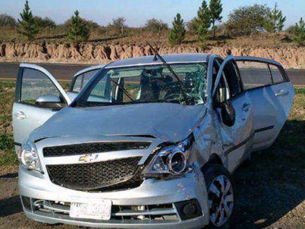 Un auto en el que iban tres personas despist� y dio varios tumbos en la ruta 14
