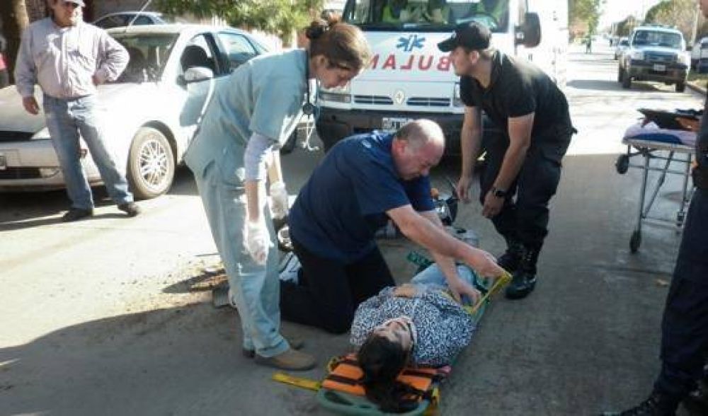 Sali� del garage marcha atr�s y embisti� a una motociclista
