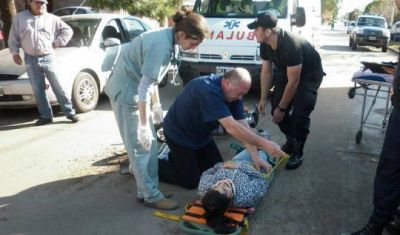 Sali� del garage marcha atr�s y embisti� a una motociclista