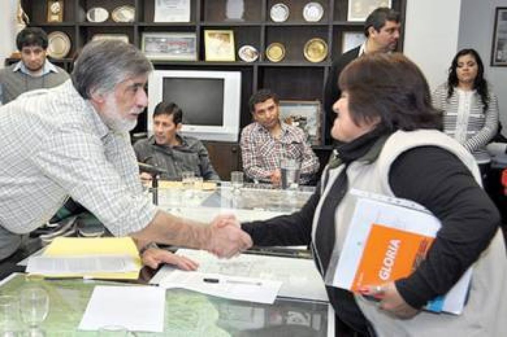 C�rdoba firm� contrato de obras con 27 adjudicatarios y cooperativas