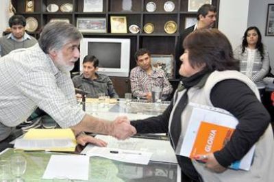 C�rdoba firm� contrato de obras con 27 adjudicatarios y cooperativas
