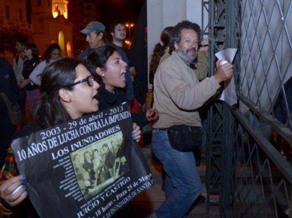 Jorge Obeid recibi huevazos tras declarar en Tribunales en Santa Fe