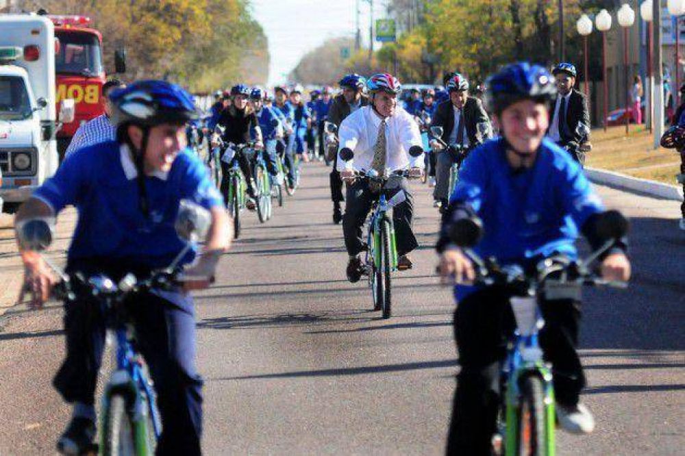 Bicicletas, estampillas, obras y progreso para Buena Esperanza